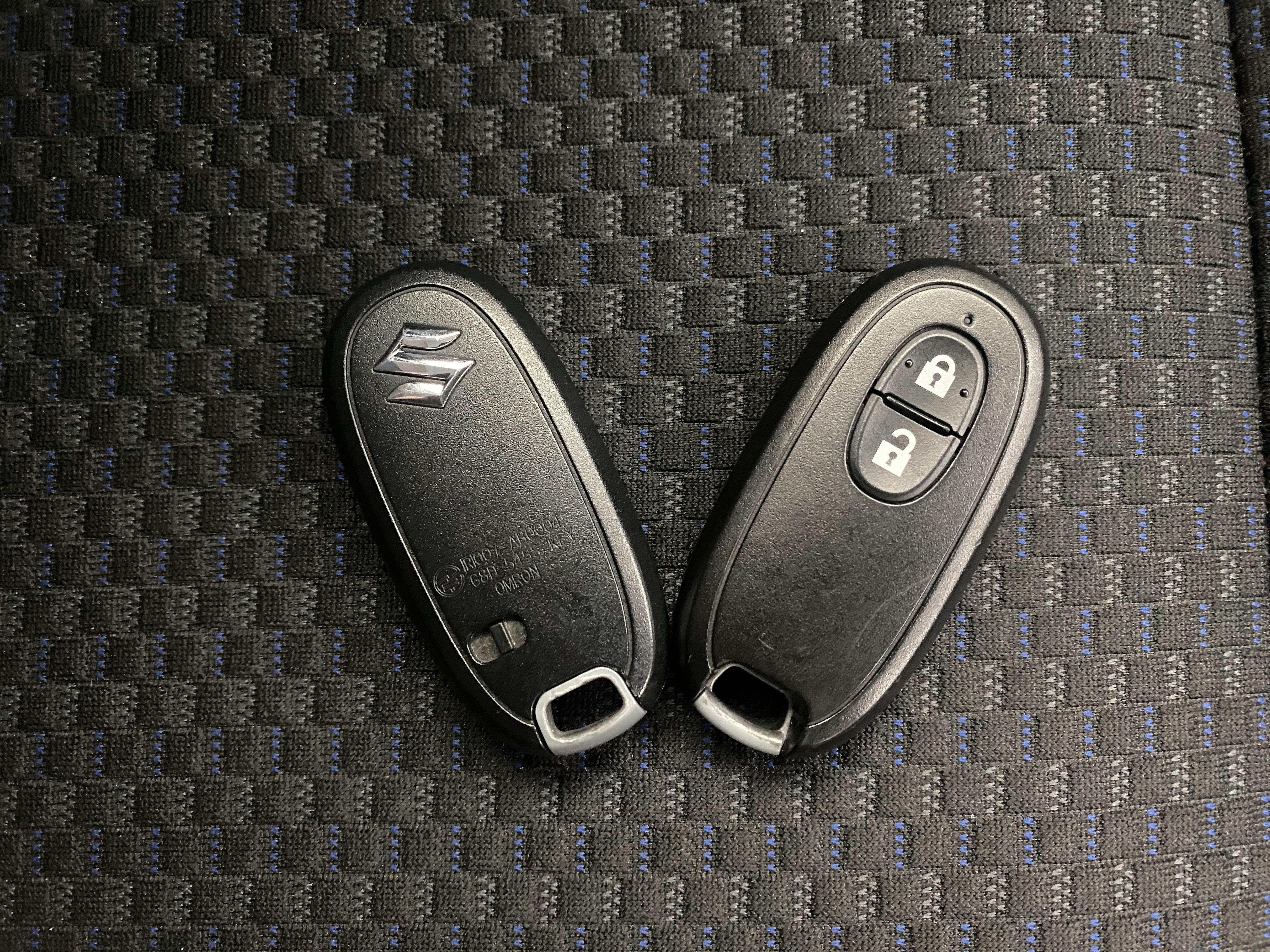 付いてて便利！とても人気の高い装備のスマートキーシステム。キーを携帯しているだけで、ドアロックの開閉並びにエンジンの始動が可能な装備です。