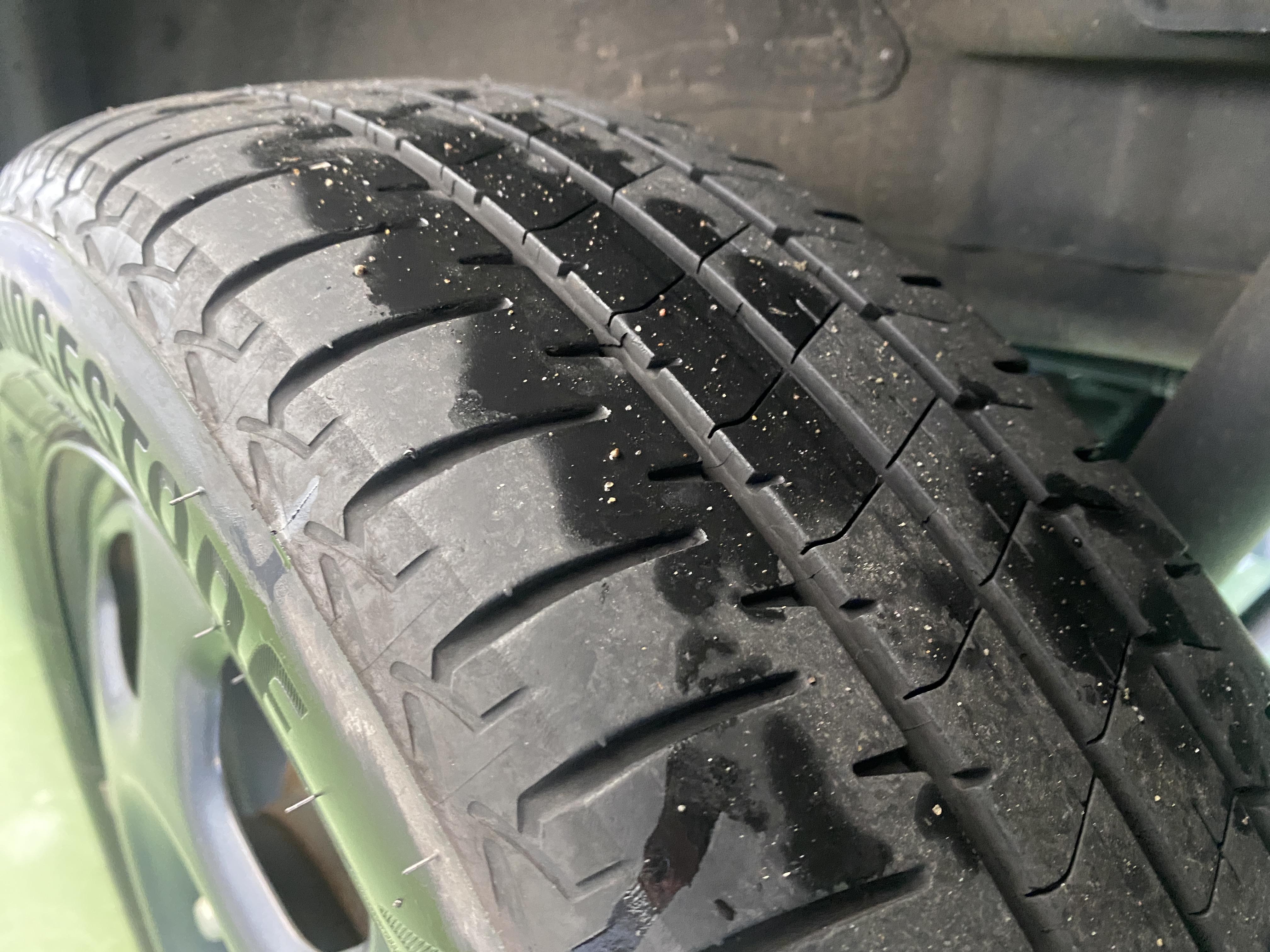 後ろ左タイヤ溝