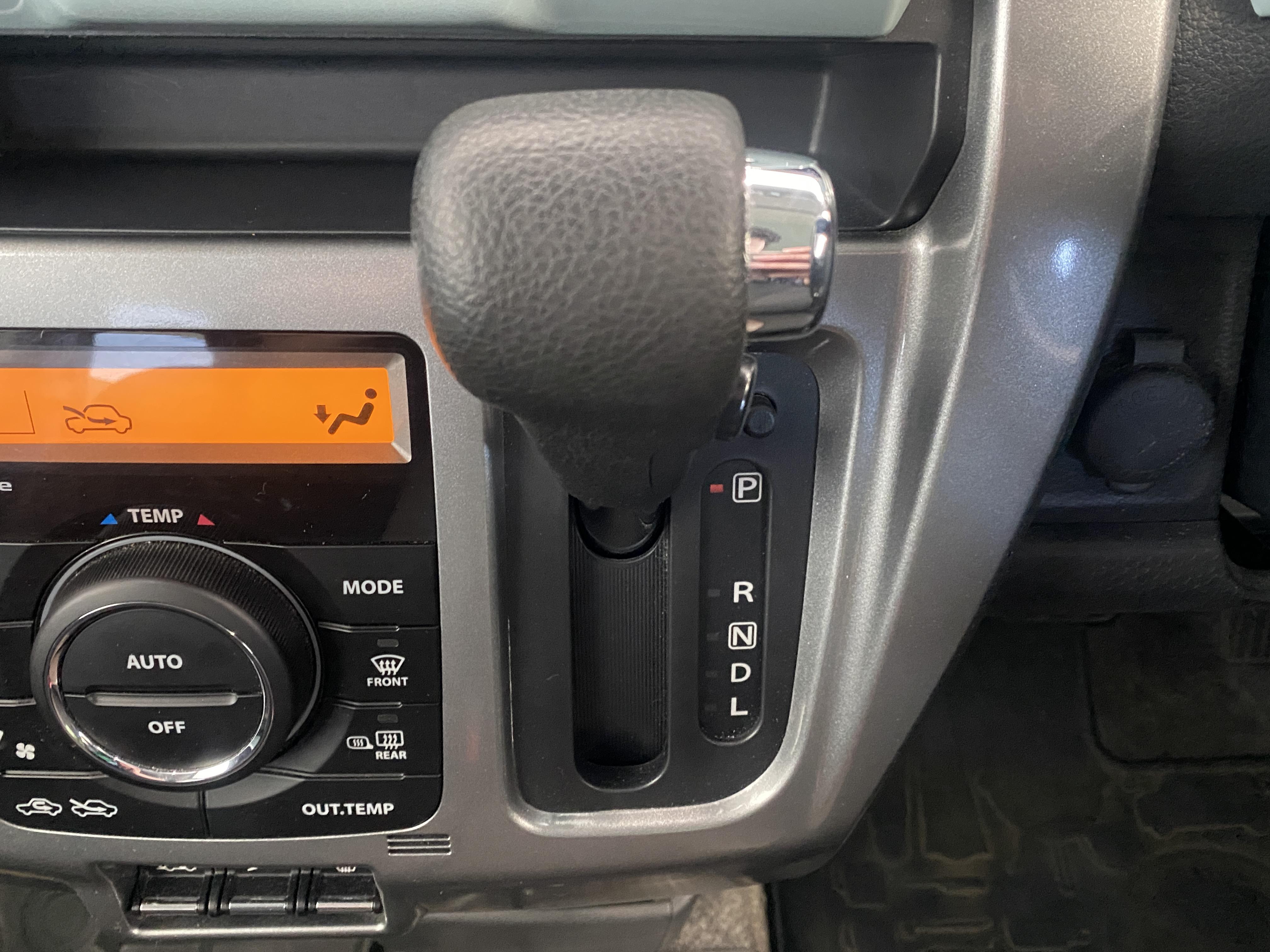 発進時や後退時に操作するレバーです。操作のしやすさが肝になってきます。ぜひ一度体感してください。