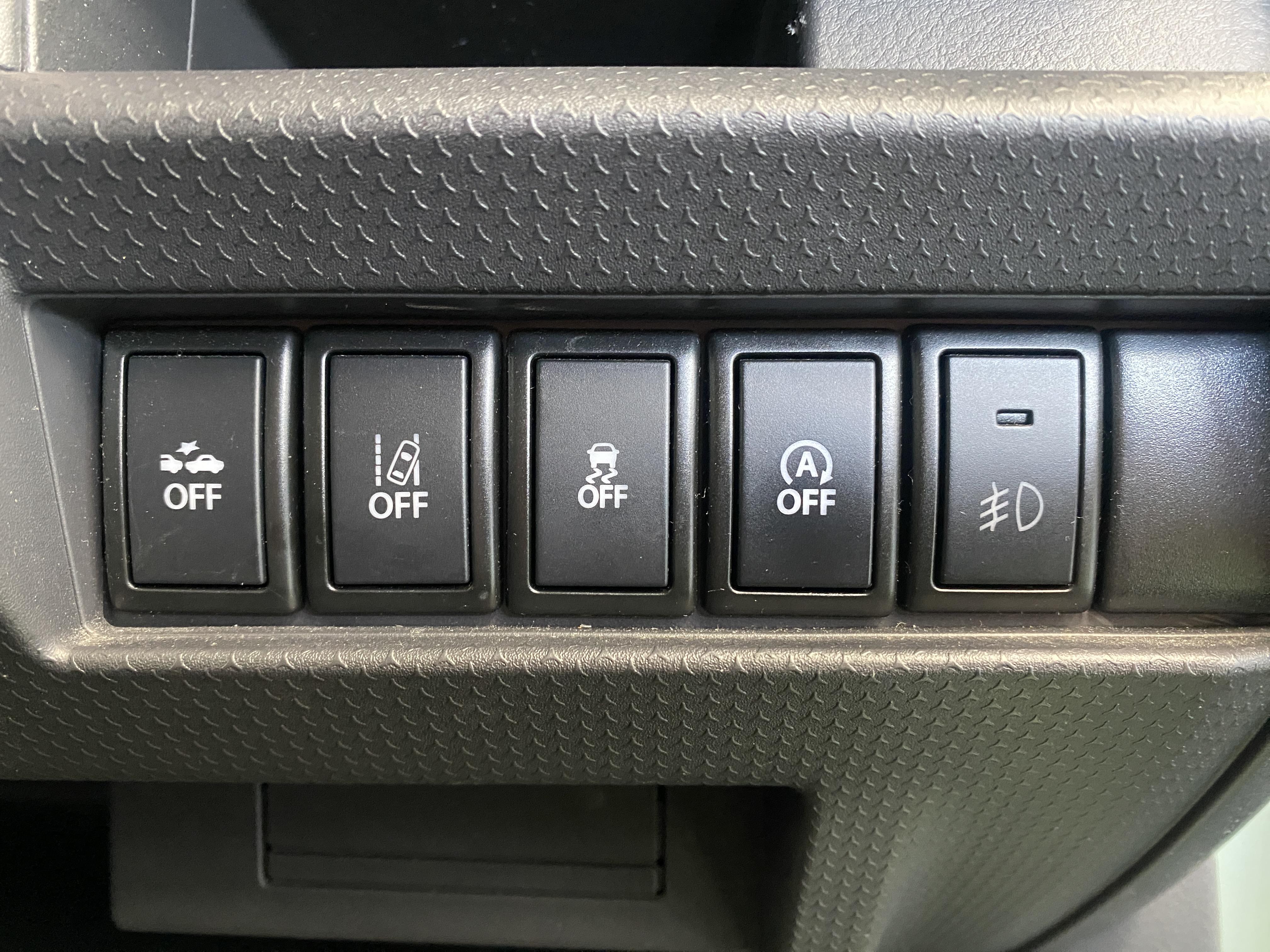 衝突軽減ブレーキ／車線逸脱警報／横滑り防止装置／アイドリングストップ