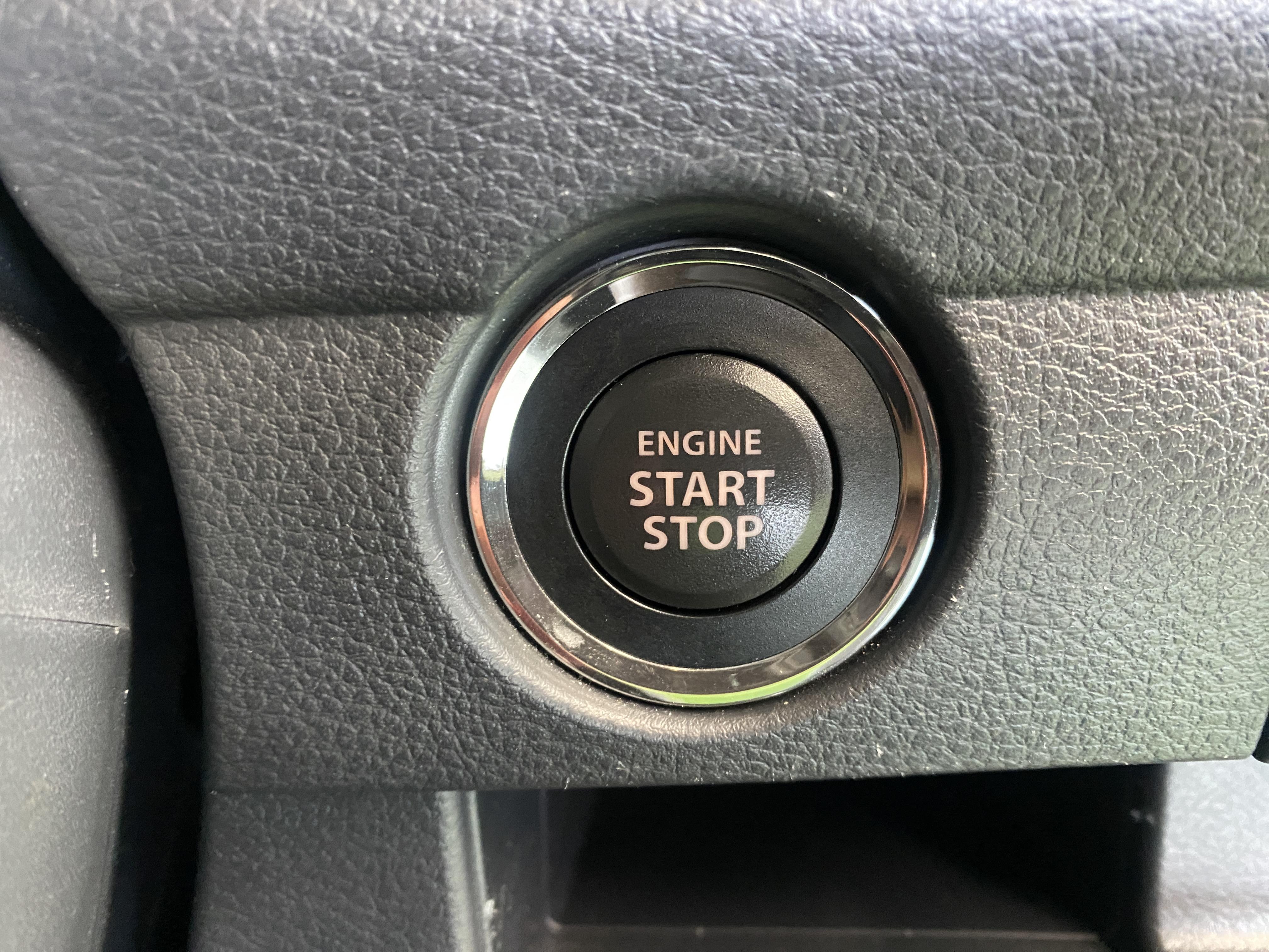 プッシュスタートですのでエンジンの始動もボタンを押すだけです