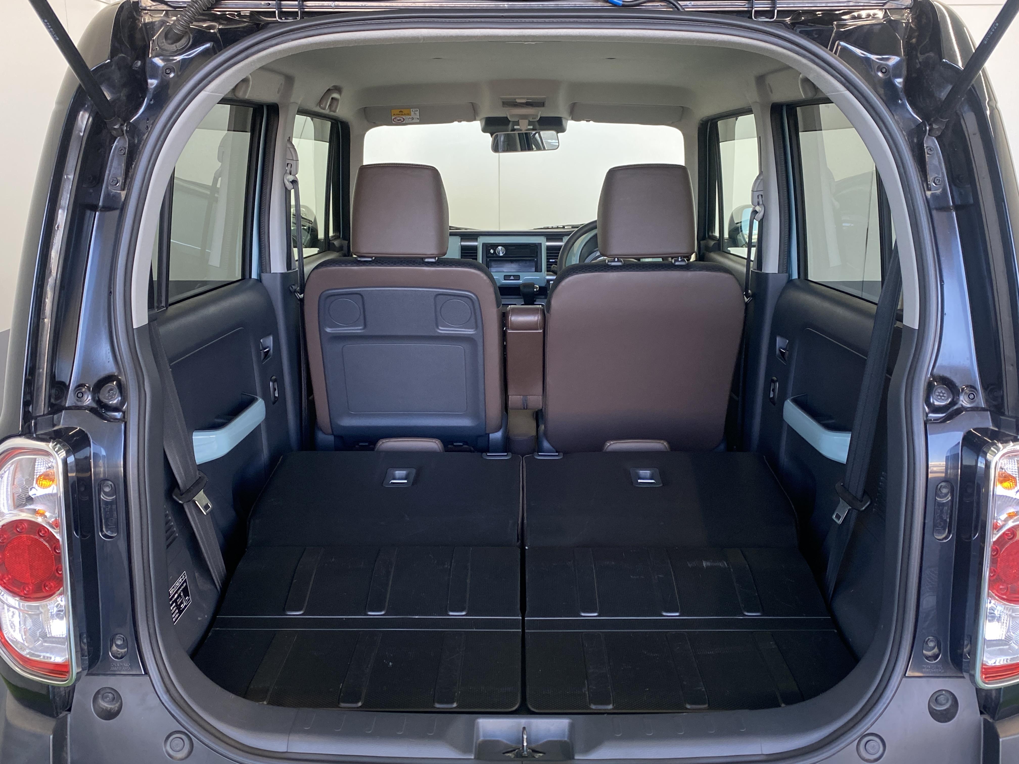 リアシートを倒すと収納スペースが広がります！