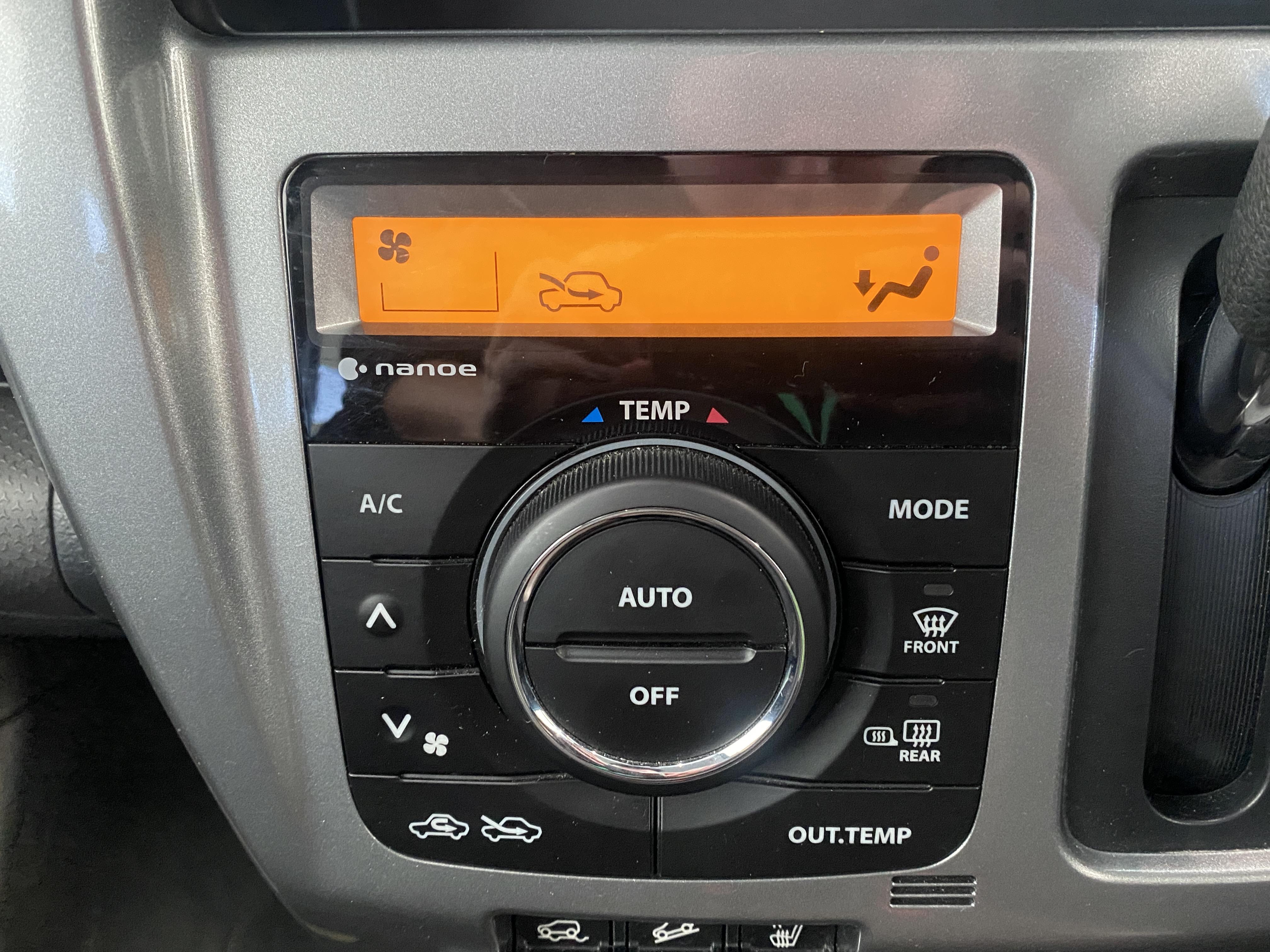 手の届きやすいところで簡単操作ができるオートエアコン。オールシーズンお好みの温度調節ができます。