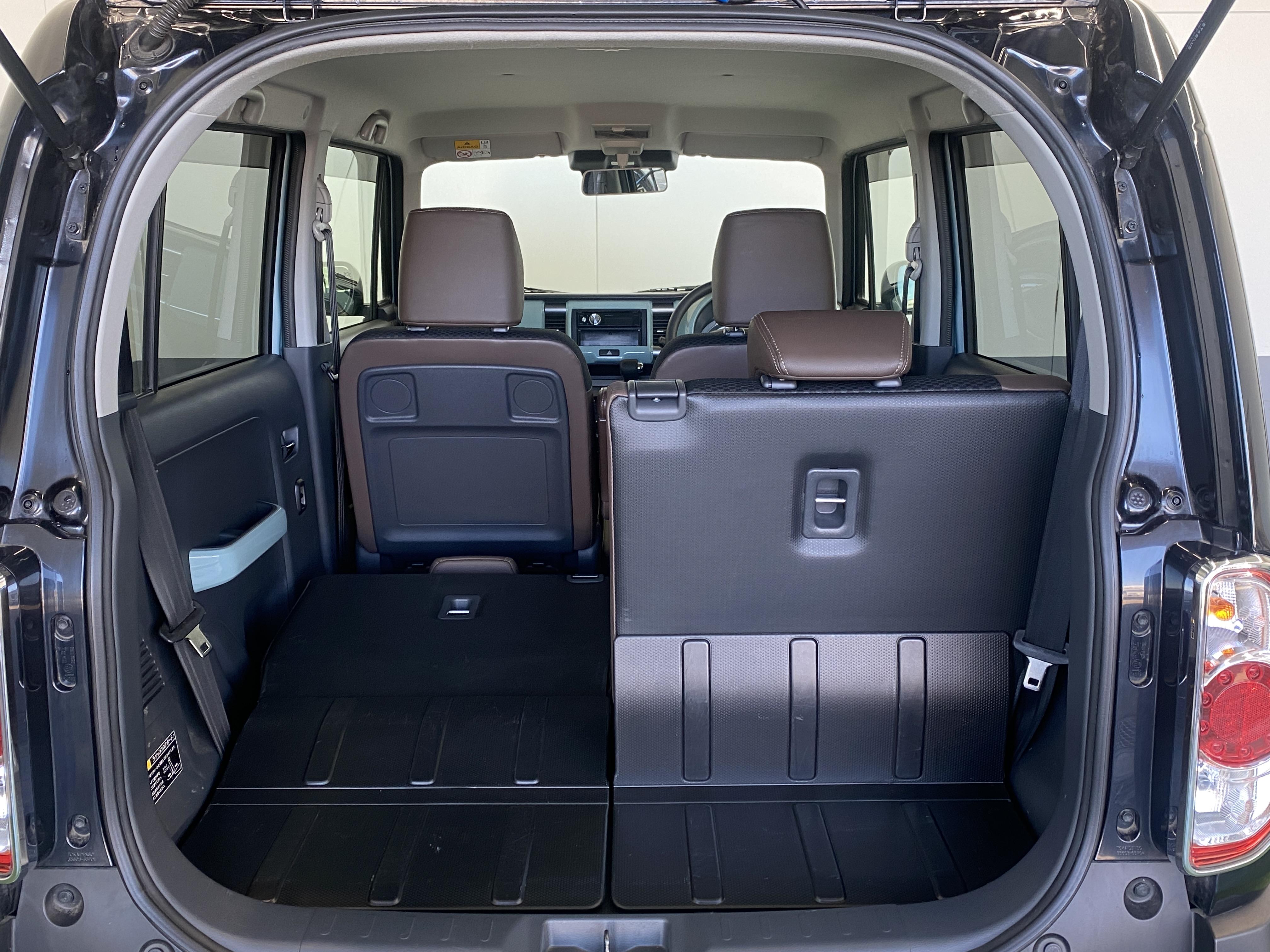 使用用途によって左右のシートが片側ずつ倒せます。