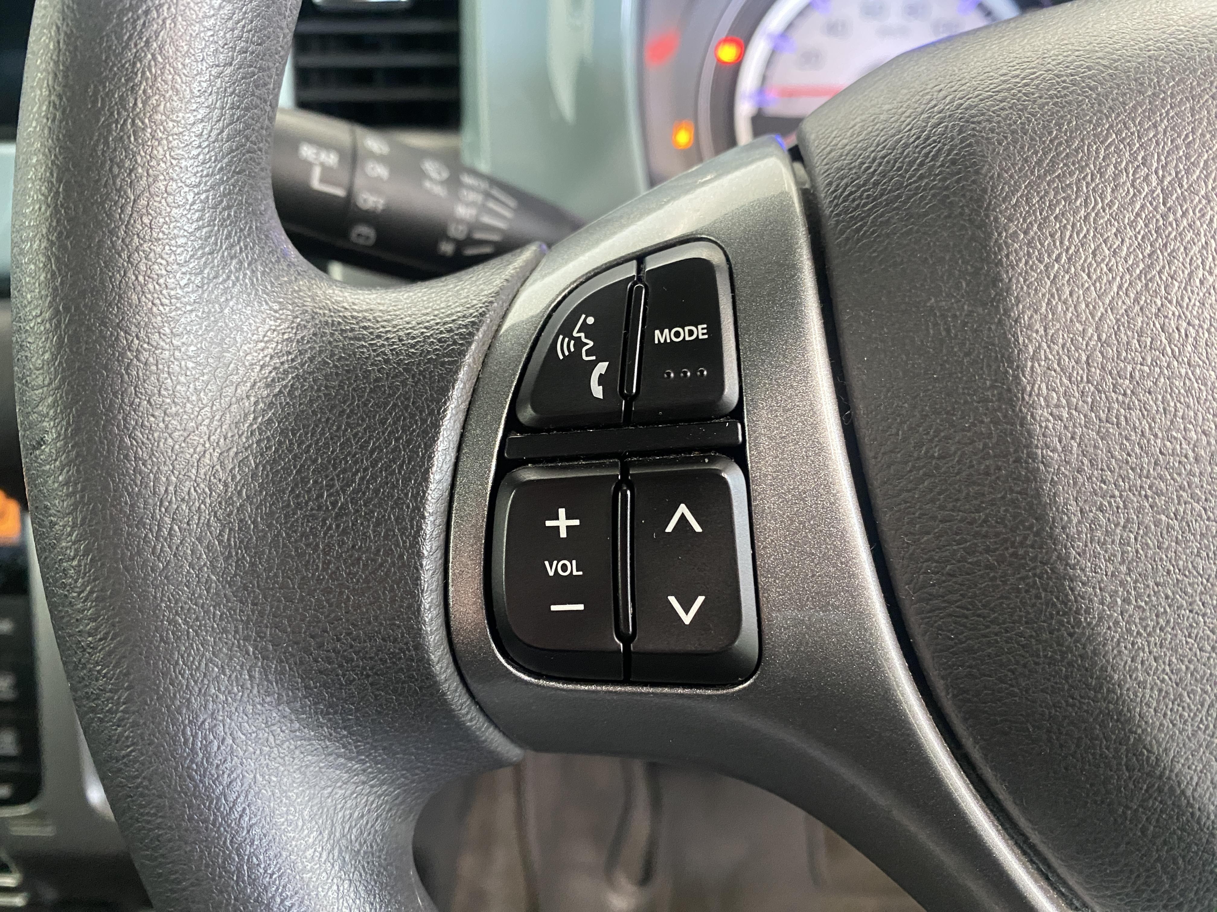 【ステアリングリモコン】目線を大きくそらすことなくボタンの操作を行うことができるので、安全にも配慮できます。